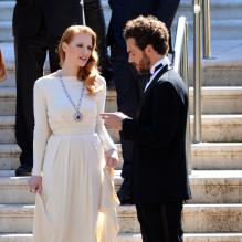 <p>Jessica Chastain en discussion avec son boyfriend Gian Luca Passi quitte l'hôtel Cap-Eden-Roc à Antibes, le 21 mai 2013.</p>