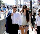 Eric Besson et Yasmine en minishort pour une balade sur la Croisette à Cannes