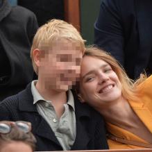 Nadia Vodianova très complice avec son fils Lucas, à Roland-Garros le 1er juin 2013.