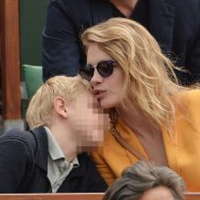L'actrice Nadia Vodianova très complice avec son fils Lucas durant Roland-Garros le 1er juin 2013.