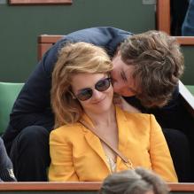 Nadia Vodianova, très complice avec son compagnon Antoine Arnault, à Roland-Garros le 1er juin 2013.