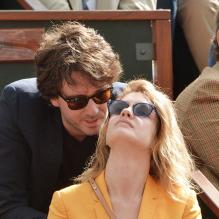 L'actrice Nadia Vodianova, très complice avec son compagnon Antoine Arnault, à Roland-Garros le 1er juin 2013.