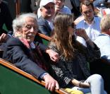 Jean Rochefort, sa fille Clémence et Elie Chouraqui lors du quart de finale entre Jo-Wilfried Tsonga et Roger Federer (7-5, 6-3, 6-3) le 4 juin 2013 à Roland-Garros
