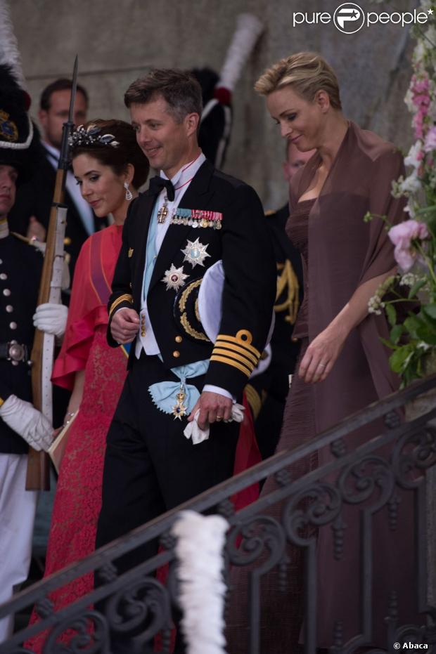 BODA REAL DE MAGDALENA DE SUECIA Y CHRIS O`NEILL 8/06/2013 - Página 34 1150468-princess-charlene-of-monaco-and-crown-620x0-2