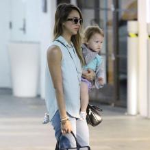<strong>Comme Jessica Alba les stars succombent au pastel et en particulier à la couleur menthe, tendance phare de ce Printemps-Eté 2013</strong>