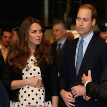 Kate Middleton, enceinte, en robe Topshop, aux studios Warner dans le Hertfordshire le 26 avril 2013