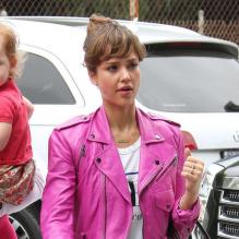 Jessica Alba, accompagnée de son mari Cash Warren et de leur fille Haven, porte un perfecto rose Ralph Lauren, un t-shirt "Merci Beaucoup" de Le Shirt, un sac Rebecca Minkoff et des baskets Isabel Marant. Los Angeles, le 9 Juin 2013.