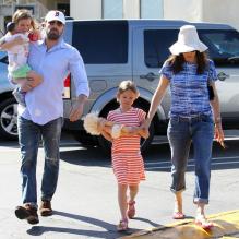 Ben Affleck et Jennifer Garner emmènent leurs filles, Violet et Seraphina, faire du shopping au Country Mart de Brentwood, le 20 avril 2013.