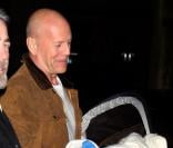 Bruce Willis marié à Emma Emming est l'heureux papa de Mabel Ray (1 an aujourd'hui). Photo prise à Paris au mois de février.