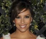 Eva Longoria pose devant son restaurant Beso a Los Angeles