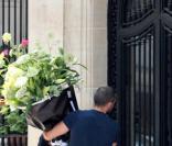 Marc Jacobs se fait livrer des fleurs à son domicile parisien