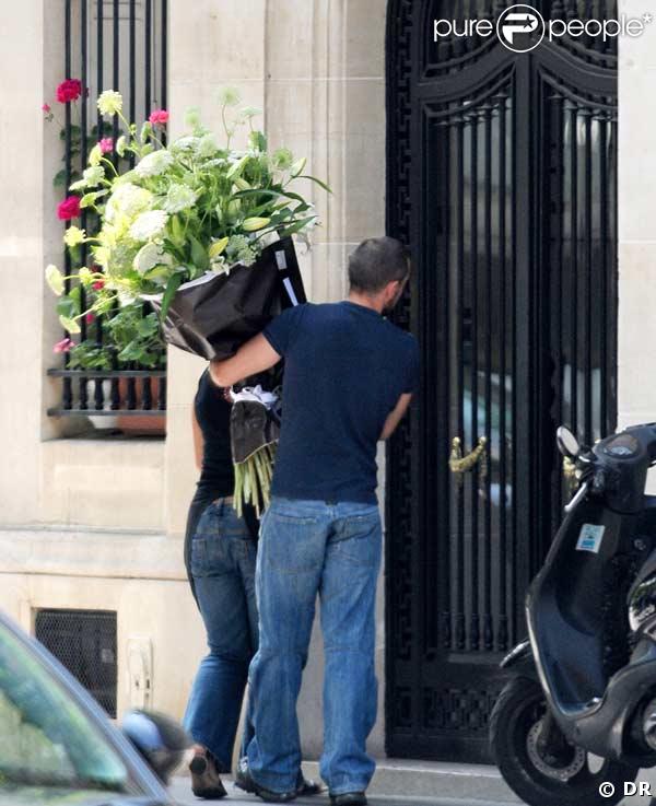 Marc Jacobs se fait livrer des fleurs à son domicile parisien