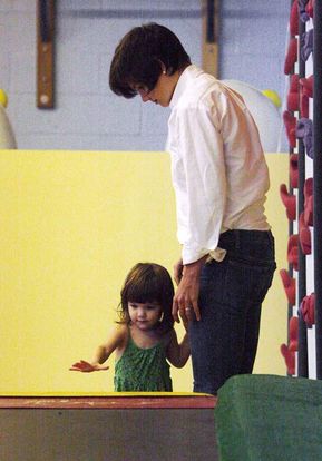 Katie Holmes et Suri font du trampoline