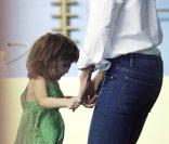 Katie Holmes et Suri font du trampoline