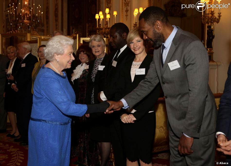 CASA REAL BRITÁNICA - Página 36 1388477-queen-elizabeth-ii-meeting-guests-950x0-1