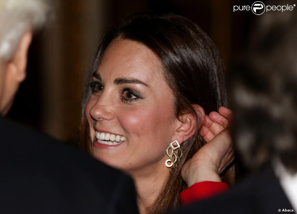 CASA REAL BRITÁNICA - Página 36 1388481-the-duchess-of-cambridge-meeting-guests-950x0-1