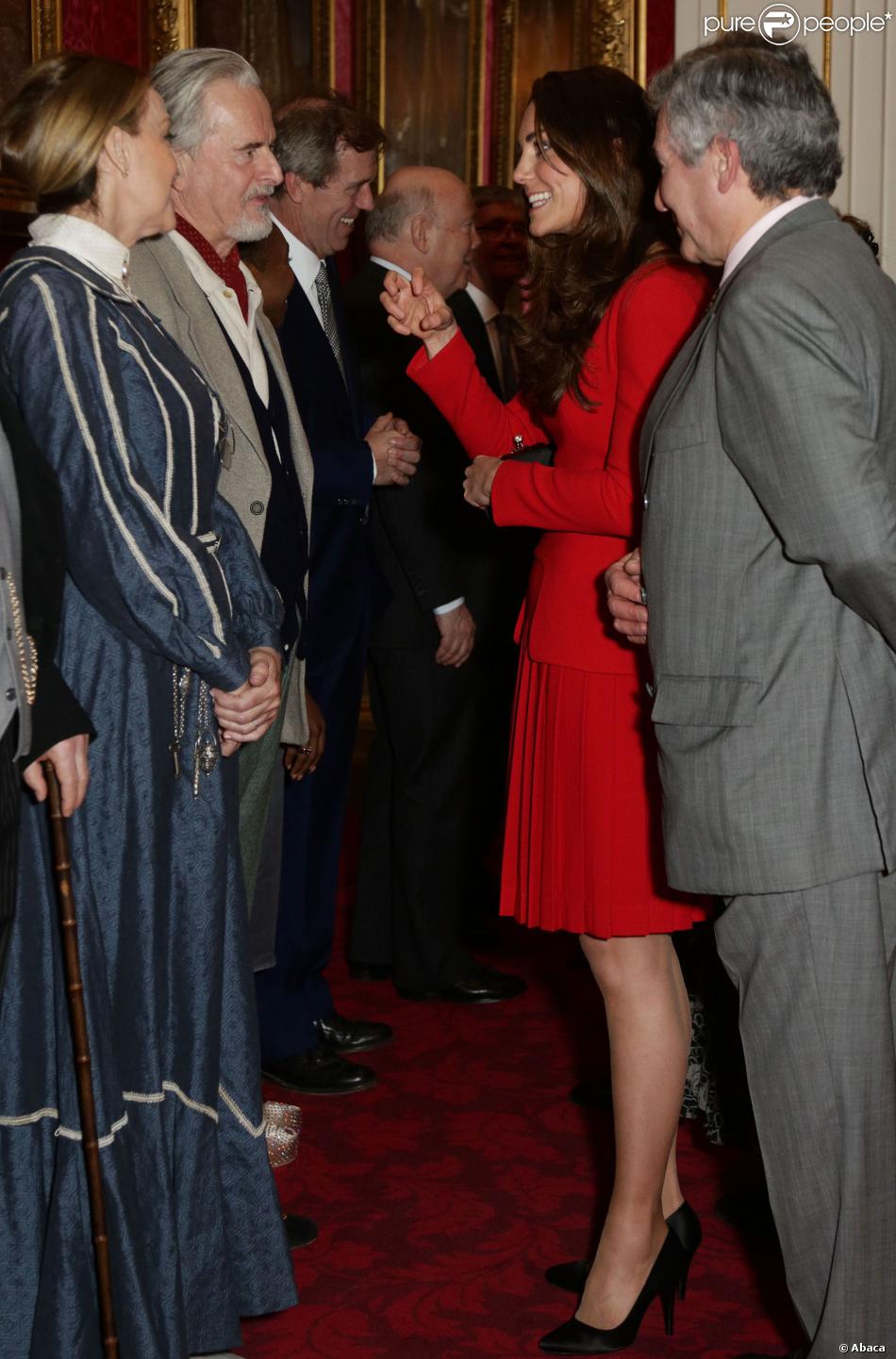 CASA REAL BRITÁNICA - Página 36 1388483-the-duchess-of-cambridge-meeting-950x0-1