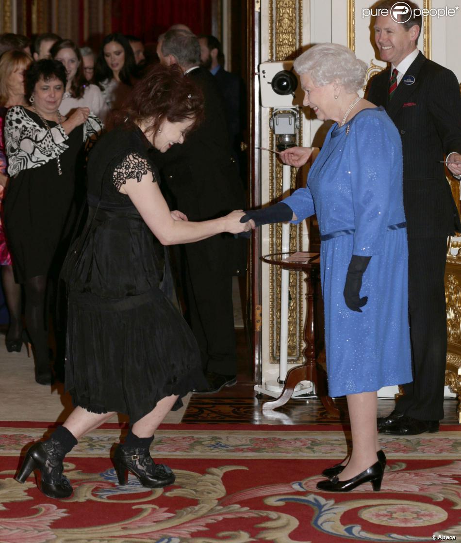 CASA REAL BRITÁNICA - Página 36 1388501-queen-elizabeth-ii-meets-helena-bonham-950x0-1