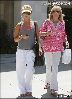 Ashley Tisdale et sa maman prennent soin d'elles