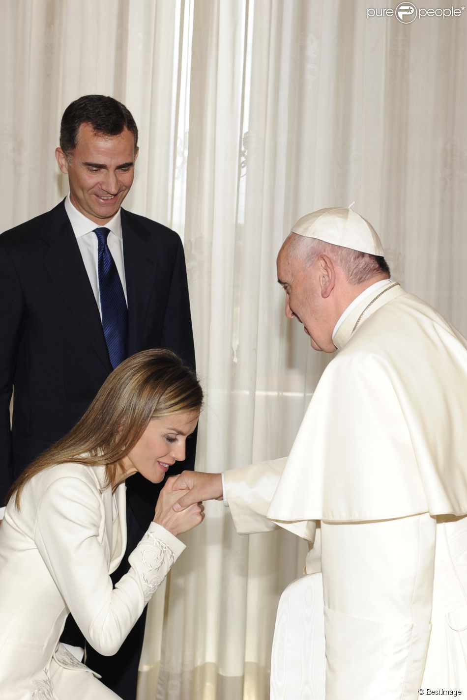 AGENDA DE SM. REYES FELIPE y LETIZIA - Página 10 1524022-le-pape-francois-recoit-le-roi-felipe-950x0-1