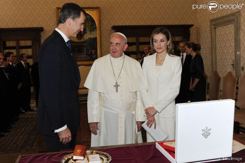 AGENDA DE SM. REYES FELIPE y LETIZIA - Página 10 1524042-le-pape-francois-recoit-le-roi-felipe-950x0-1