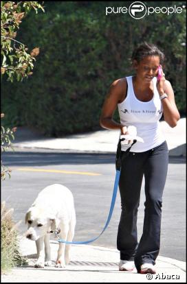 Mel B proméne son chien...