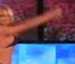  Quand Pamela Anderson fait un strip-tease en direct... 