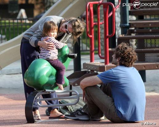 Amanda Peet, pause tendresse avec sa fille et son mari