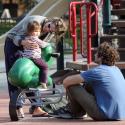 PHOTOS : Amanda Peet, pause tendresse avec sa fille et son mari 
