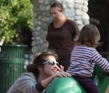 Amanda Peet, pause tendresse avec sa fille et son mari