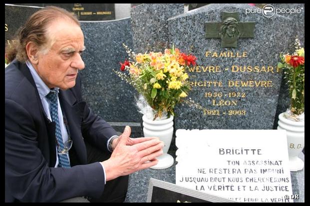 Jean Ker  présente son livre, devant la tombe de la victime