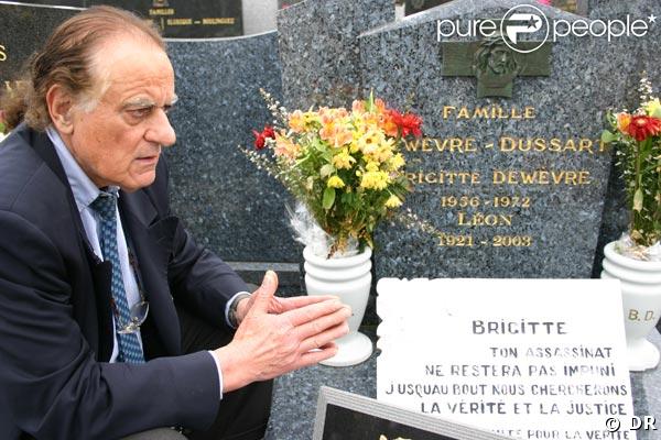 Jean Ker  présente son livre, devant la tombe de la victime