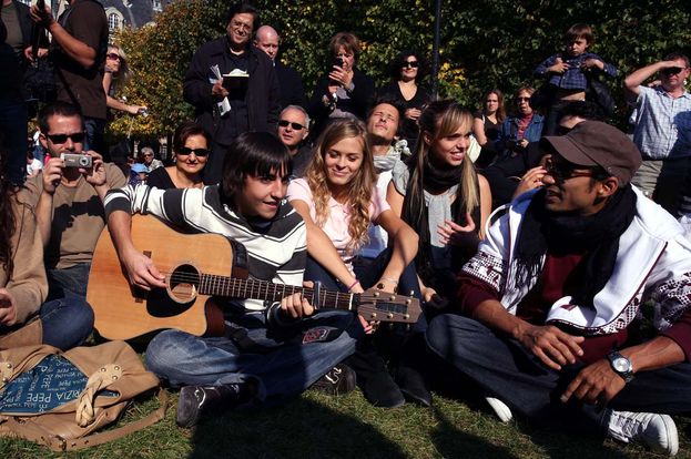 Les élèves de la Star Ac ont chanté dans la rue, ici Quentin, Alice, Maryline et Yvane
