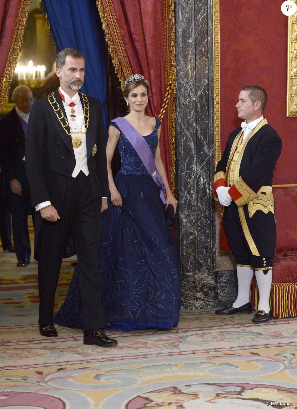 AGENDA DE SM. REYES FELIPE y LETIZIA  - Página 68 1877006-la-reine-letizia-et-le-roi-felipe-vi-950x0-2