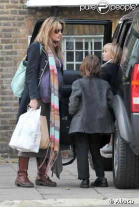 Natascha McElhone et ses fils Theo et Otis à Londres, le 2/10/08