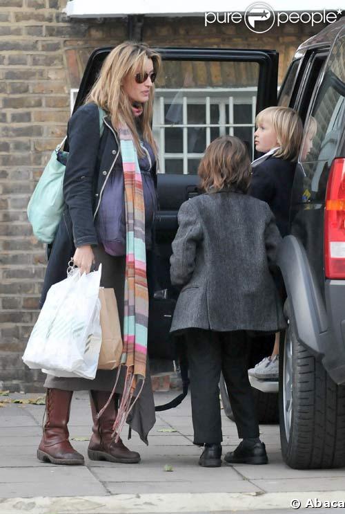 Natascha McElhone et ses fils Theo et Otis à Londres, le 2/10/08