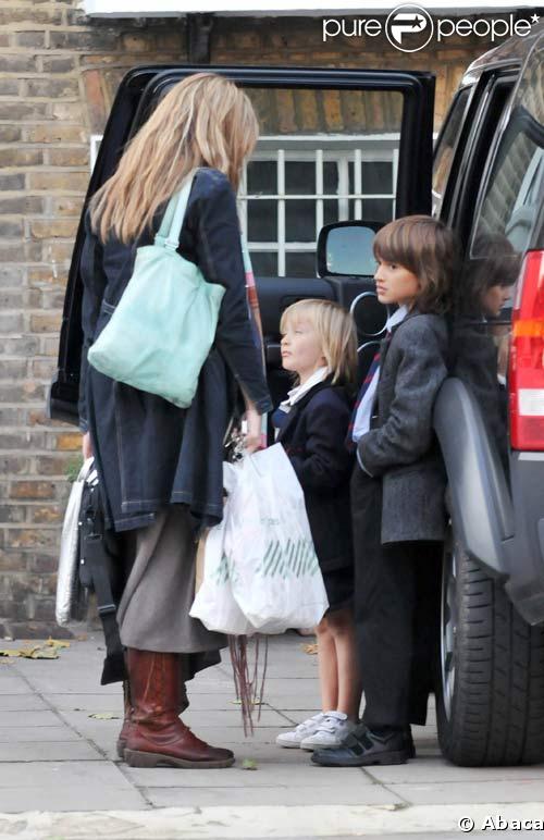 Natascha McElhone et ses fils à Londres, le 2/10/08