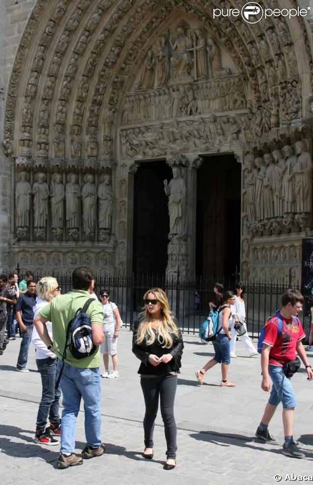 Lindsay Lohan devant Notre Dame à Paris