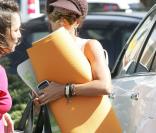 Halle Berry sort du yoga