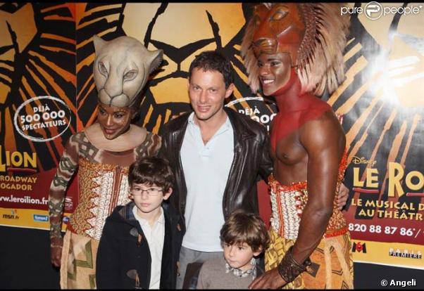 Marc-Olivier Fogiel et ses neveux au 1 an du Roi Lion, le 9 octobre 2008