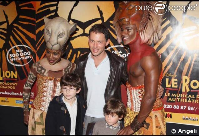Marc-Olivier Fogiel et ses neveux au 1 an du Roi Lion, le 9 octobre 2008