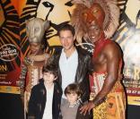 Marc-Olivier Fogiel et ses neveux au 1 an du Roi Lion, le 9 octobre 2008