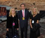 Gianfranco Fini, président du Parlement italien, et sa compagne Elisabetta Tulliani, avec Nicoletta Mantovani (à gauche)