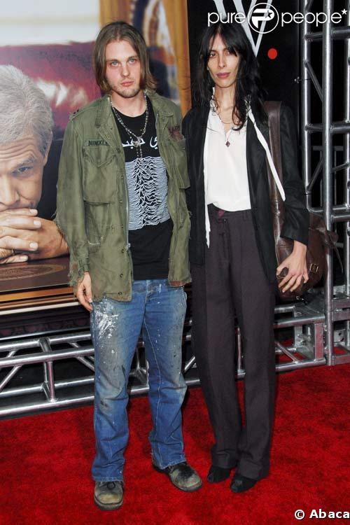 Michael Pitt et une amie à la première de W, à New York, le 14/10/08