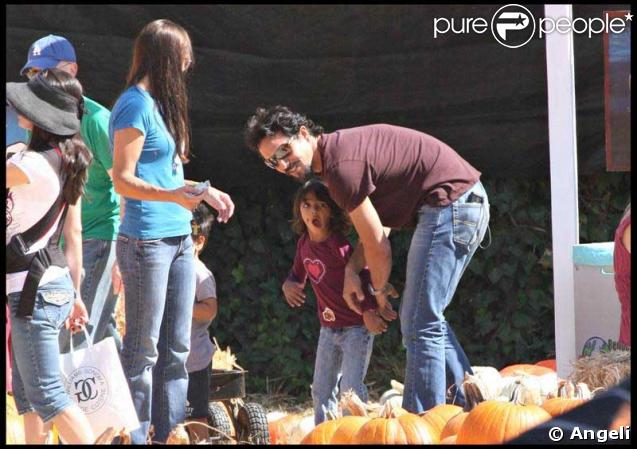 Benjamin Bratt avec sa femme et ses enfants en quête d'une citrouille