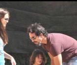Benjamin Bratt avec sa femme et ses enfants en quête d'une citrouille