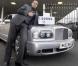 REPORTAGE PHOTOS : Qui veut acheter la voiture de David Beckham ? Purepeople vous propose d'en faire le tour !