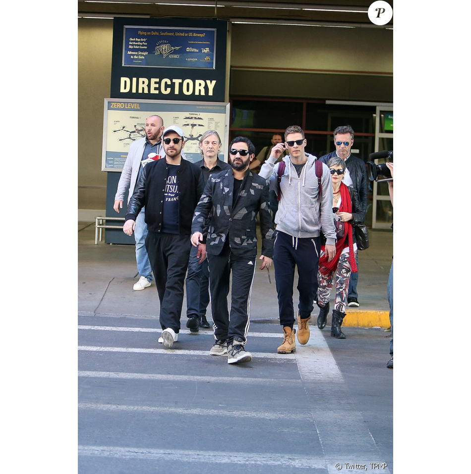 http://static1.purepeople.com/articles/5/17/81/65/@/2180227-cyril-hanouna-et-camille-combal-ainsi-qu-950x0-2.png