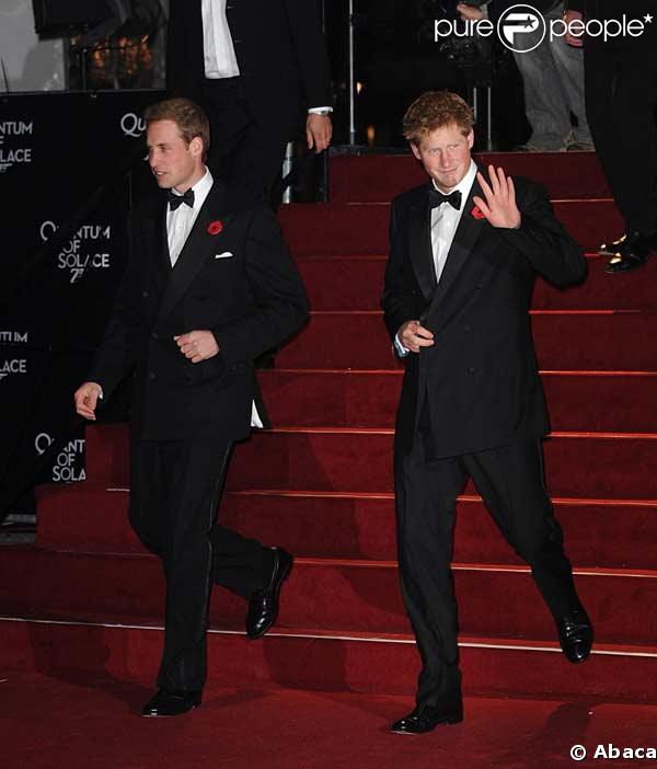 Prince William (g) et Harry à la première mondiale de James Bond Quantum of Solace !