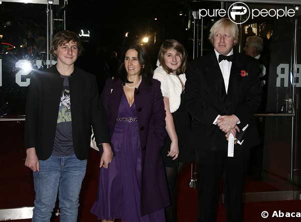 Le maire de Londres Boris Johnson et sa petite famille à la première mondiale de James Bond Quantum of Solace !